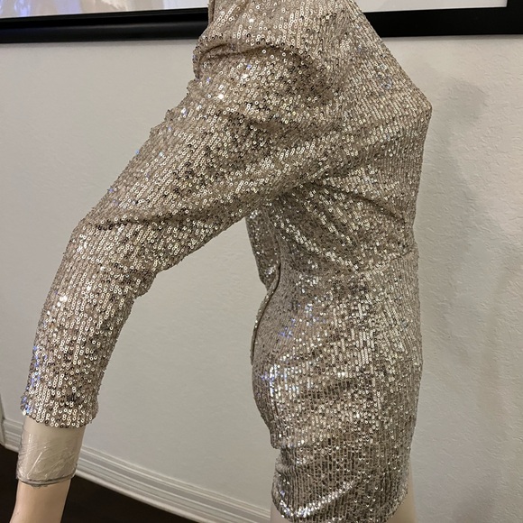 Front cross V neck silver jumpsuit skort, long sleeve, zipper, sequin romper - Picture 6 of 13